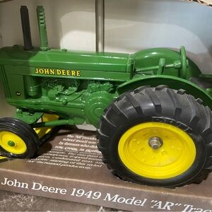 1993 ERTL John Deere 1949 Model "AR" 1:16 Scale Diecast Tractor NRFB